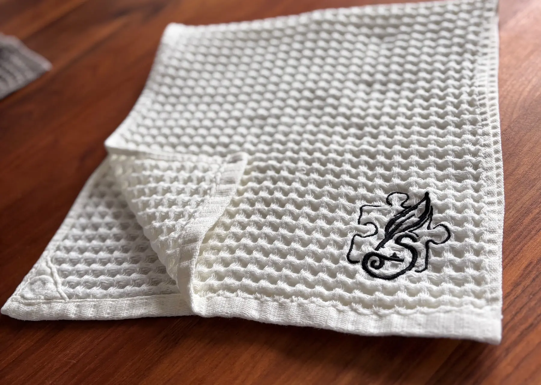 Helles Küchenhandtuch mit gesticktem Sidneys Logo