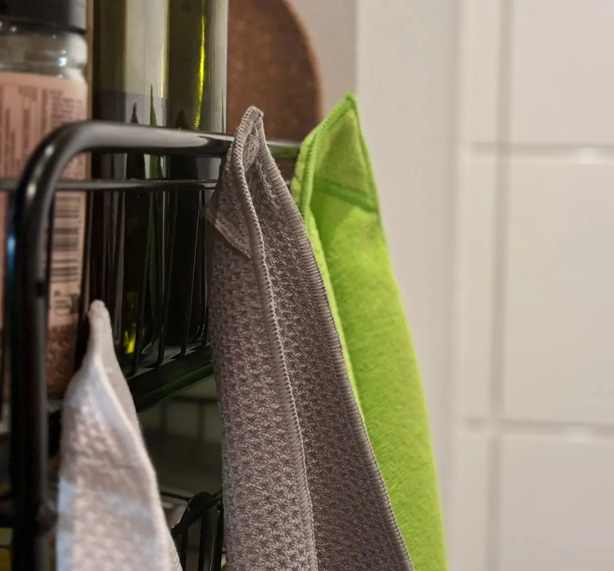 Mehrere magnetische Tücher an einem Küchenregal