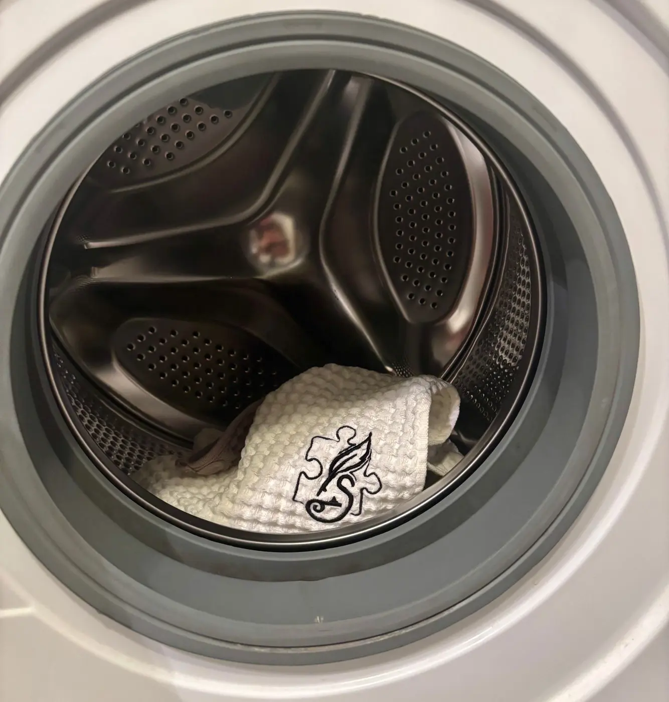 Magnetisches Küchenhandtuch in einer Waschmaschine